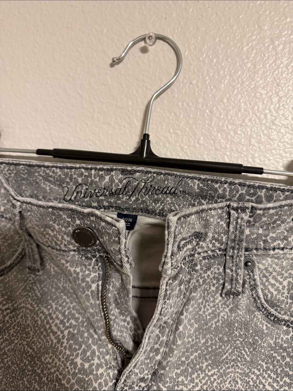 Universal Thread Gray Patterned Skinny Jeans - Picture 2 of 6